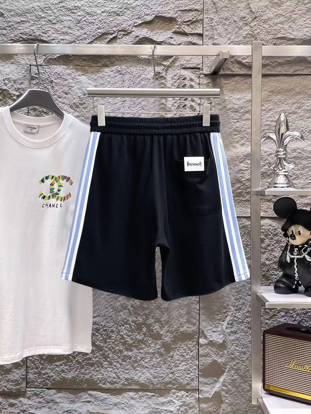 Balenciaga's three-standard complete 2026 summer New Arrival men's casual shorts, advanced custom-made Breathable fabric, Breathable fabric, extremely stretchy and comfortable, impeccable details, top-grade accessories, original logo design concept, delicate and soft feel! The upper body fit is awesome! Size: M-XXXL Please state your height and weight when ordering